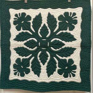 Hawaiian Quilt Wall Hanging - Gorgeous forest green wall hanging